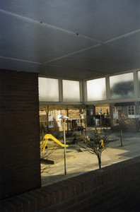 108633 Gezicht op de kinderspeelplaats aan de Dopplerhof te Utrecht.N.B. De foto is gemaakt door Faoud El Baraka. Hij ...